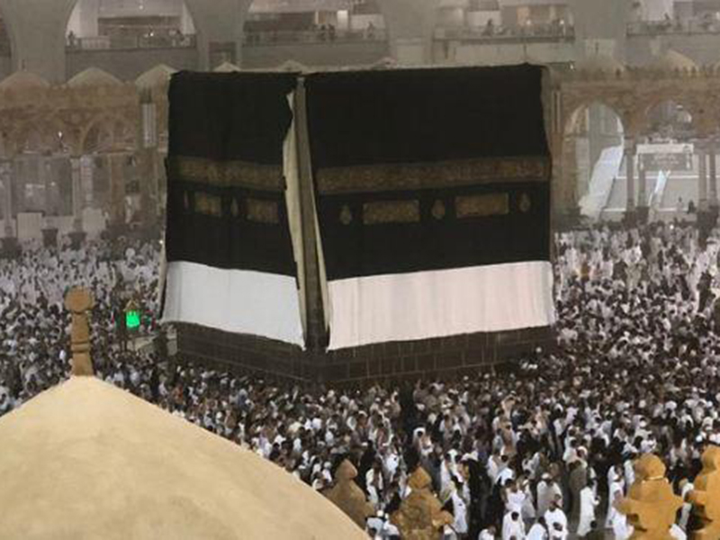 شاهد بالفيديو: رياح شديدة تزيح كسوة الكعبة قبل ساعات من استبدالها!